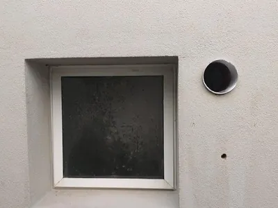 Furo circular acabado em parede com acabamento pronto para saída de exaustor